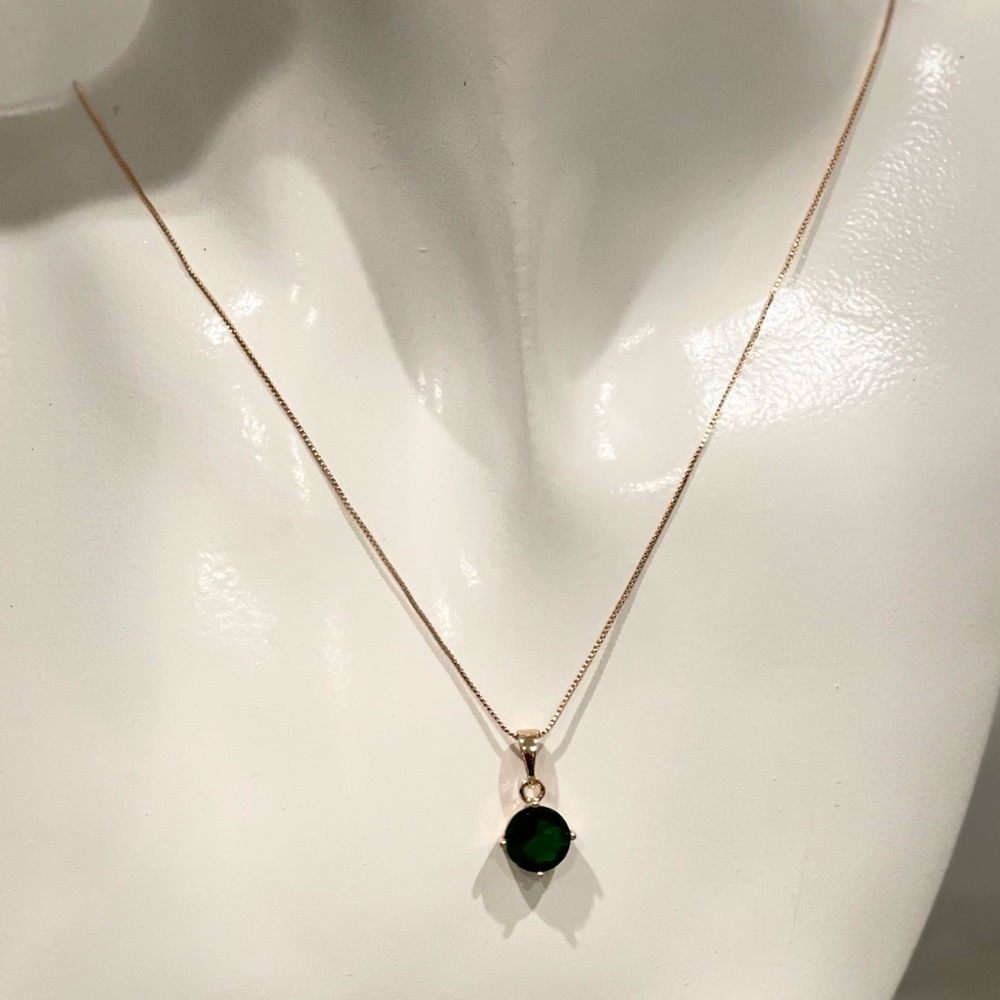 Elegant Green Jewelry Set with Necklace and Earrings - Picture 5 of 9